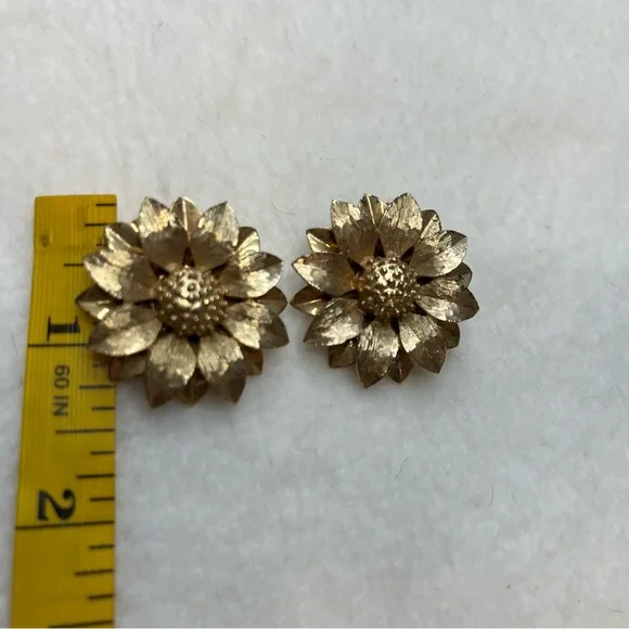 Sarah Coventry "Satin Petals" Signed Gold Tone Brooch & Matching Earrings -1964 - Picture 12 of 13